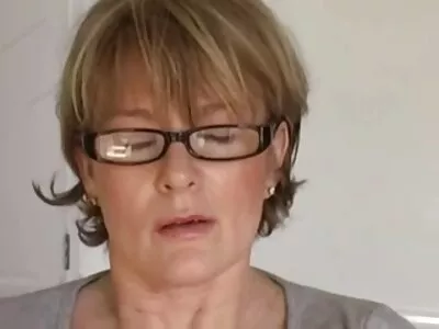Sarışın kızın amına horoz şeklinde özel bir hediye şahin ağa porno filmleri