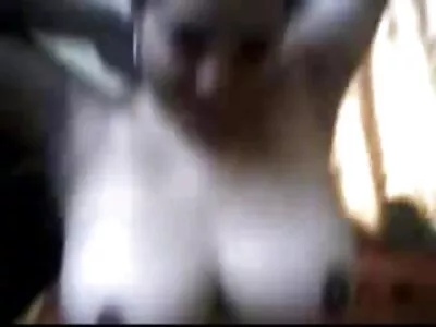 Masum görünümlü Asyalı kız büyük bir penis türbanlı türk porno film emiyor
