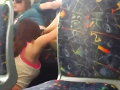 Asılı oğlan sıcak esmer pumalar ile üçlü porno türk filmi içine sürüklendi