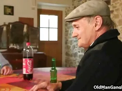 İnce turk film pornolari esmer ve erkeği sabah şehvetli seks ile başlar