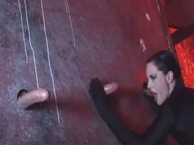 Boğucu sarışın, türk ünlülerin porno filmleri dudaklarını sikiş çubuğuna sarmadan önce çıplak poz veriyor