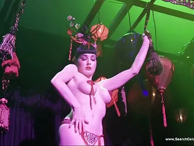 Avustralyalı turbanli porno filim fahişe Angela White bir deepthroat örneği gösteriyor