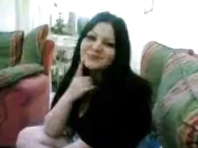 İşadamı düzgün türk porno sineması vücutlu esmer cipinin yanında uzanıyor.