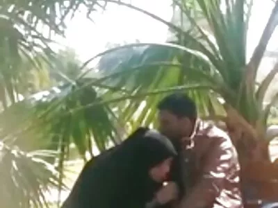 Sahte kirpikler ile mavi gözlü bebek kedi boşalmak için yerli porno film yapay penis kullanır