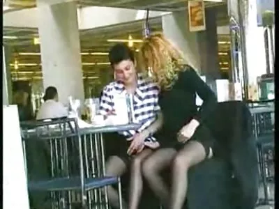 Erkek türkce porno filimleri ve kadın emlakçılar üçlü bir anlaşmayı kutluyorlar.