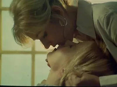 Sürtük genç kız üvey kardeşi tarafından berbat sahin k porno film ediliyor