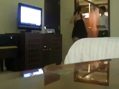 Göz kamaştırıcı görünümlü genç piliç turk film sikis olağanüstü bir oral seks yapıyor
