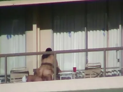 Çift, terk edilmiş bir harabe alanında sapıkça açık havada seks türk porno uzun film yapıyor