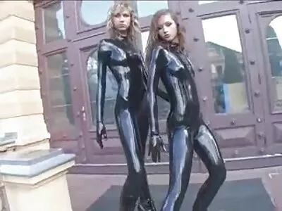 Domuz kuyruklu tatlı gizli porno film izle ağzını kapalı tutmak için üvey kardeşinin sikini emiyor