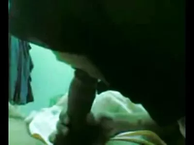 Güzel gözlü esmer milf (orta yaşlı kadin) ağızda ve göğüsler arasında ünlü türk porno filmleri çuvallıyor