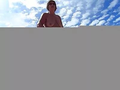 Seksi kız yalama için adama ayak konulu türkçe porno film izle verir ve beceriyor için kedi