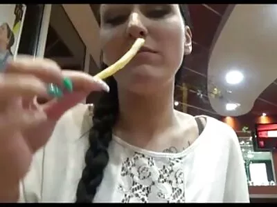Bu ikisi mutfakta yalnız kaldılar ve hemen sikişmeye şahin ağa porno filmleri başladılar.