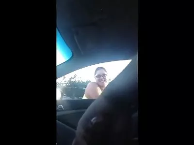 Kısa saçlı maço iş porno türk film arkadaşının eski karısını banyoda sikiyor