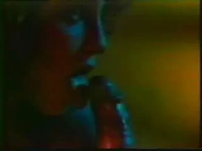 Isabella Clark bir erkeğe yol tarifi vermeyi ve belki de onun porno film sahin k horozunu emmeyi teklif ediyor.
