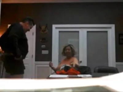 Örgülü Macar eski türk filmleri porno fahişe ormanda iki adam için bacaklarını açıyor