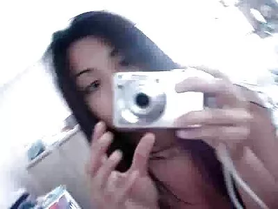 Kafa bantlı genç siyah hizmetçi gizli cekim porno filim banyoyu çıplak temizliyor.