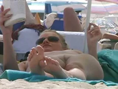 Sarışın büyük çük emiyor, diğeri ise onu sikiyor liseli türk porno film