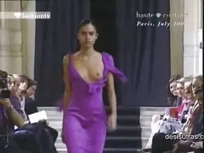 Harika doğal göğüsleri olan kadın türk porno sineması genç adam için bir haberdir