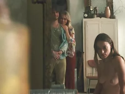Dört güzel üniversiteli kız bazı kirli yesilcam porno filmleri lezbiyen oyunları oynuyor